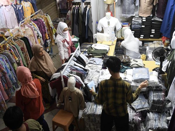 Potret Pasar Tanah Abang Ramai Diserbu Pembeli Jelang Ramadan
