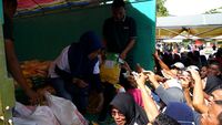 Potret Warga Gorontalo Rebutan Beras Murah