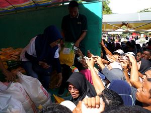Potret Warga Gorontalo Rebutan Beras Murah