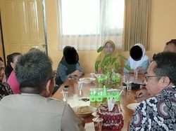 Dua Remaja Perempuan Duel Rebutan Pacar di Lombok Didamaikan Polisi