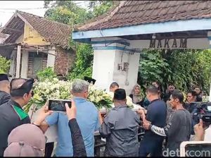 Mendung Selimuti Prosesi Pemakaman Polo Srimulat di Madiun