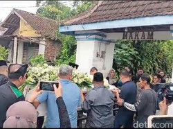Mendung Selimuti Prosesi Pemakaman Polo Srimulat di Madiun