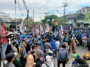 Demo Buruh di Samarinda Ricuh, Massa Kesal Bea Cukai Pindahkan Jalur Kapal Demo Buruh di Samarinda Ricuh, Massa Kesal Bea Cukai Pindahkan Jalur Kapal