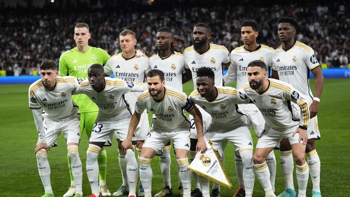 Real Madrids players pose for photographers prior to the start of the Champions League round of 16 second leg soccer match between Real Madrid and RB Leipzig at the Santiago Bernabeu stadium in Madrid, Spain, Wednesday, March 6, 2024. (AP Photo/Manu Fernandez)