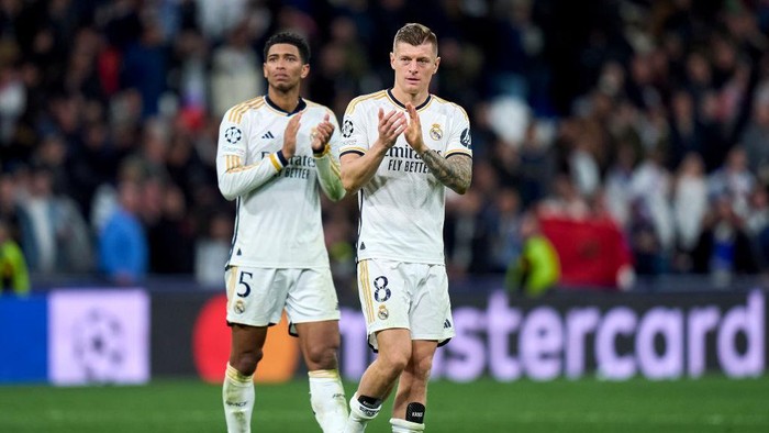 MADRID, SPAIN - MARCH 06: Vinicius Junior of Real Madrid salutes the fans after the game the UEFA Champions League 2023/24 round of 16 second leg match between Real Madrid CF and RB Leipzig at Estadio Santiago Bernabeu on March 06, 2024 in Madrid, Spain. (Photo by Diego Souto/Getty Images)