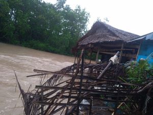 2 Rumah Warga di Buol Hanyut Diterjang Banjir, 40 Lainnya Terendam 2 Rumah Warga di Buol Hanyut Diterjang Banjir, 40 Lainnya Terendam