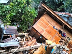 Bongkahan Batu Besar Longsor Timpa Rumah Warga dan Jenazah di Toraja Utara