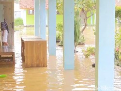 Banjir Rendam Puluhan Sekolah di Cirebon, Siswa Diliburkan