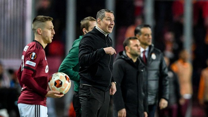 PRAGUE, CZECH REPUBLIC - FABRUARY 22: Head Coach Sparta Prague Brian Priske gives tactics during the UEFA Europa League play-off second leg match between Sparta Prague and Galatasaray at Epet Arena (Letna) in Prague, Czech Republic on February 22, 2024. (Photo by Lukas Kabon/Anadolu via Getty Images)