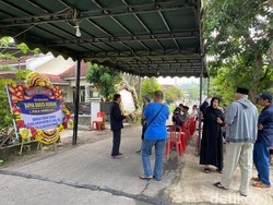 Suasana Rumah Duka Polo Srimulat di Madiun Jelang Kedatangan Jenazah