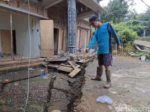 Tanah Gerak Rusak 12 Rumah di Perbukitan Wonosalam Jombang Tanah Gerak Rusak 12 Rumah di Perbukitan Wonosalam Jombang