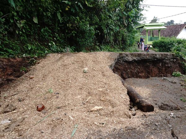 12 Rumah Rusak Gegara Tanah Bergerak di Jombang, Begini Penampakannya