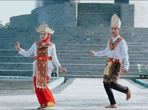 Bentuk Penyajian Tari: Tari Tunggal, Tari Berpasangan, dan Tari Berkelompok Bentuk Penyajian Tari: Tari Tunggal, Tari Berpasangan, dan Tari Berkelompok