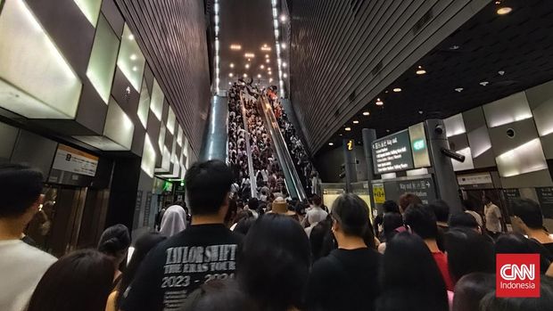 Suasana Stasiun MRT Stadium, Singapura, jelang konser The Eras Tour dari Taylor Swift pada 3 Maret 2024.