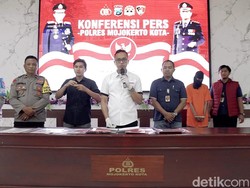 Pria di Mojokerto 5 Kali Paksa Pacar Threesome dengan 3 Temannya