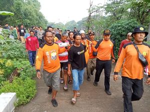 Bocah Hanyut di Kali Pusur Sukoharjo Ditemukan Tewas Bocah Hanyut di Kali Pusur Sukoharjo Ditemukan Tewas
