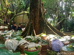 Nyadran Gede di Banjarnegara, Santap Opor-Gulai di Petilasan Keramat