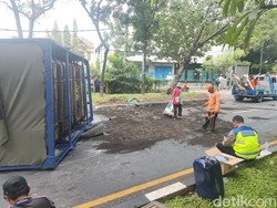 Truk Muat Gas Alam Terguling di Jalan Ir Soekarno Surabaya Bikin Macet