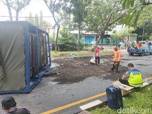 Truk Muat Gas Alam Terguling di Jalan Ir Soekarno Surabaya Bikin Macet Truk Muat Gas Alam Terguling di Jalan Ir Soekarno Surabaya Bikin Macet