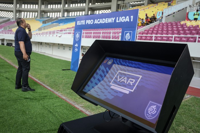 Pemain menunggu keputusan wasit Thoriq M Alkatiri melihat monitor Video Assistant Referee (VAR) saat terjadi pelanggaran pada pertandingan antara Persis Solo U-20 melawan Persita Tangerang U-20 pada final Elite Pro Academy (EPA) U-20 di Stadion Manahan, Solo, Jawa Tengah, Kamis (7/3/2024). PT Liga Indonesia Baru (LIB) melakukan uji coba penggunaan VAR pada laga resmi pertandingan final Elite Pro Academy (EPA) U-20 antara Persis Solo melawan Persita Tangerang sebelum digunakan secara resmi sepenuhnya di kompetisi sepak bola Liga 1 maupun Liga 2. ANTARA FOTO/Mohammad Ayudha/tom.