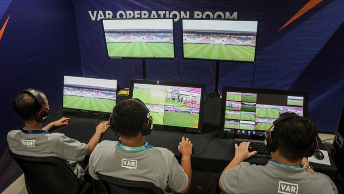 Uji coba VAR dalam pertandingan resmi sepak bola Pemain menunggu keputusan wasit Thoriq M Alkatiri melihat monitor Video Assistant Referee (VAR) saat terjadi pelanggaran pada pertandingan antara Persis Solo U-20 melawan Persita Tangerang U-20 pada final Elite Pro Academy (EPA) U-20 di Stadion Manahan, Solo, Jawa Tengah, Kamis (7/3/2024). PT Liga Indonesia Baru (LIB) melakukan uji coba penggunaan VAR pada laga resmi pertandingan final Elite Pro Academy (EPA) U-20 antara Persis Solo melawan Persita Tangerang sebelum digunakan secara resmi sepenuhnya di kompetisi sepak bola Liga 1 maupun Liga 2. ANTARA FOTO/Mohammad Ayudha/tom.