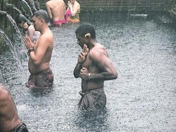 Usher Liburan ke Bali: Melukat di Taman Mumbul, Pakai Baju Adat-Dikawal