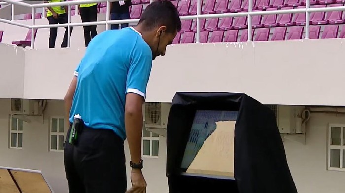 Penggunaan Video Assistant Referee di final Elite Pro Academy Liga 1 U-20 antara Persis Solo vs Persita Tangerang, Kamis (7/3/2024) di Stadion Manahan, Solo.
