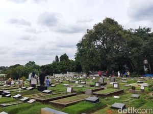 TPU Jeruk Purut hingga Srengseng Sawah Mulai Didatangi Peziarah Jelang Ramadan TPU Jeruk Purut hingga Srengseng Sawah Mulai Didatangi Peziarah Jelang Ramadan