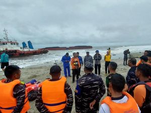 Kapal Tongkang Batu Bara Terdampar di Bengkulu, 10 ABK Berhasil Dievakuasi