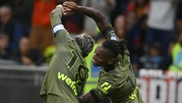 Selain Kamehameha dan bola naga, gerakan ikonik di Dragon Ball yang beberapa kali dijadikan selebrasi oleh pemain adalah fusion. Salah satu yang pernah melakukannya adalah Theo Hernandez dan Rafael Leao. Fusion adalah jurus yang menggabungkan Goku dan Vegeta menjadi satu badan (Foto: AC Milan via Getty Images/Claudio Villa)