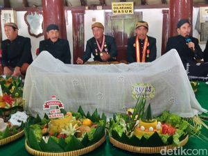 Haul Sunan Pandanaran Klaten, Gunungan Dibawa ke Makam Melalui 250 Anak Tangga Haul Sunan Pandanaran Klaten, Gunungan Dibawa ke Makam Melalui 250 Anak Tangga