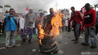 Aksi Bakar Ban Warnai Demo di DPR