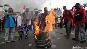 Aksi Bakar Ban Warnai Demo di DPR