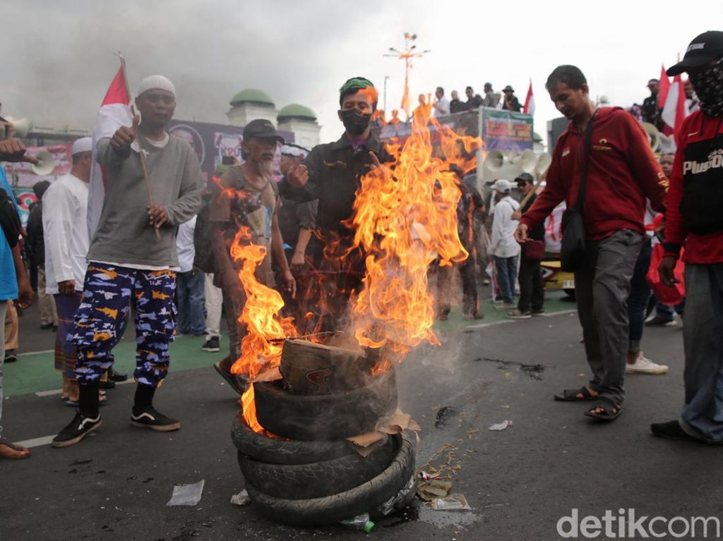 Aksi Bakar Ban Warnai Demo di DPR Aksi Bakar Ban Warnai Demo di DPR