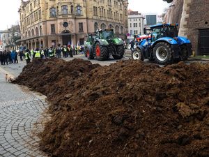 Aksi Petani Buang Kotoran di Depan Kantor Pemerintahan Ceko Aksi Petani Buang Kotoran di Depan Kantor Pemerintahan Ceko