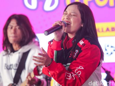 Aksi Shallee Band Guncang Panggung dPop Music Day