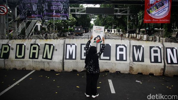 Aksi Teatrikal Buruh Peringati Hari Perempuan Sedunia di Patung Kuda