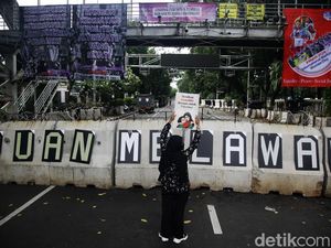 Aksi Teatrikal Buruh Peringati Hari Perempuan Sedunia di Patung Kuda Aksi Teatrikal Buruh Peringati Hari Perempuan Sedunia di Patung Kuda