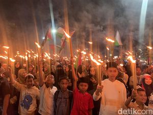 Warga Medan Antusias Pawai Obor Jelang Ramadan, Teriakkan Free Palestine