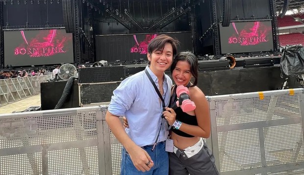 Gaya Angga dan Shenina saat nonton konser Blackpink