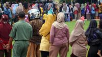 Antrean Pembeli Pangan Murah di Batang Mengular Panjang