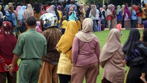 Antrean Pembeli Pangan Murah di Batang Mengular Panjang