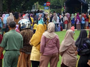 Antrean Pembeli Pangan Murah di Batang Mengular Panjang