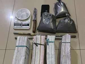 Jual Bahan Petasan via Online, Warga Ampel Boyolali Ditangkap! Jual Bahan Petasan via Online, Warga Ampel Boyolali Ditangkap!