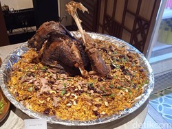 Hadir dengan Sentuhan Baru, Kafe Ini Sajikan Sop Kaki Kambing dan Nasi Biryani