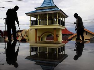 Bersih-bersih Masjid Tertua di Tidore Jelang Ramadan