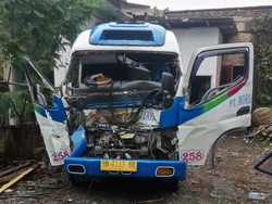 Bus Moria Tabrak Truk Lagi Parkir di Taput, 14 Orang Luka