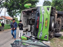 Bus PO Gunung Harta Terguling Tabrak Rumah di Sumenep, 1 Penumpang Kritis