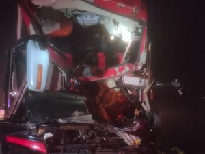 Bus Madu Kismo Tabrak Truk di Tol Ngawi, 8 Penumpang Luka