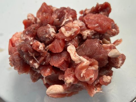 Daging tetelan sapi unruk sambal daging cabai hijau.